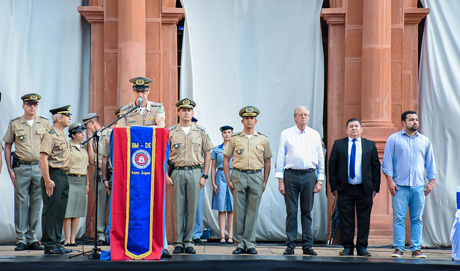 Colégio Tiradentes realiza formatura do Ensino Médio