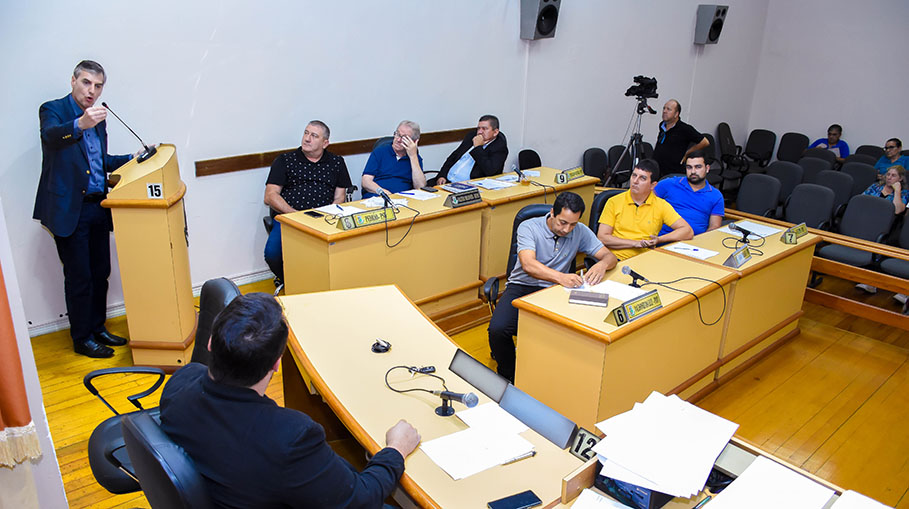 Deputado estadual Eduardo Loureiro visita Legislativo santo-angelense