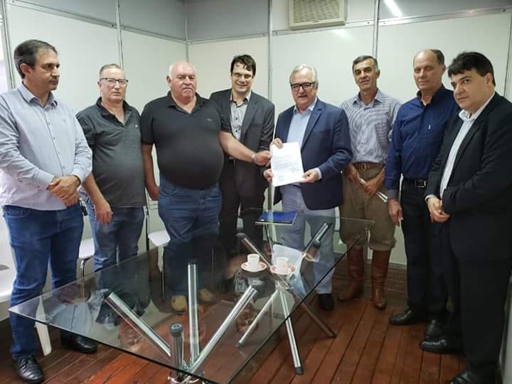 Vereador Rodrigo Trevisan entrega pedido de pavimentação do Distrito da Buriti durante a Fenamilho