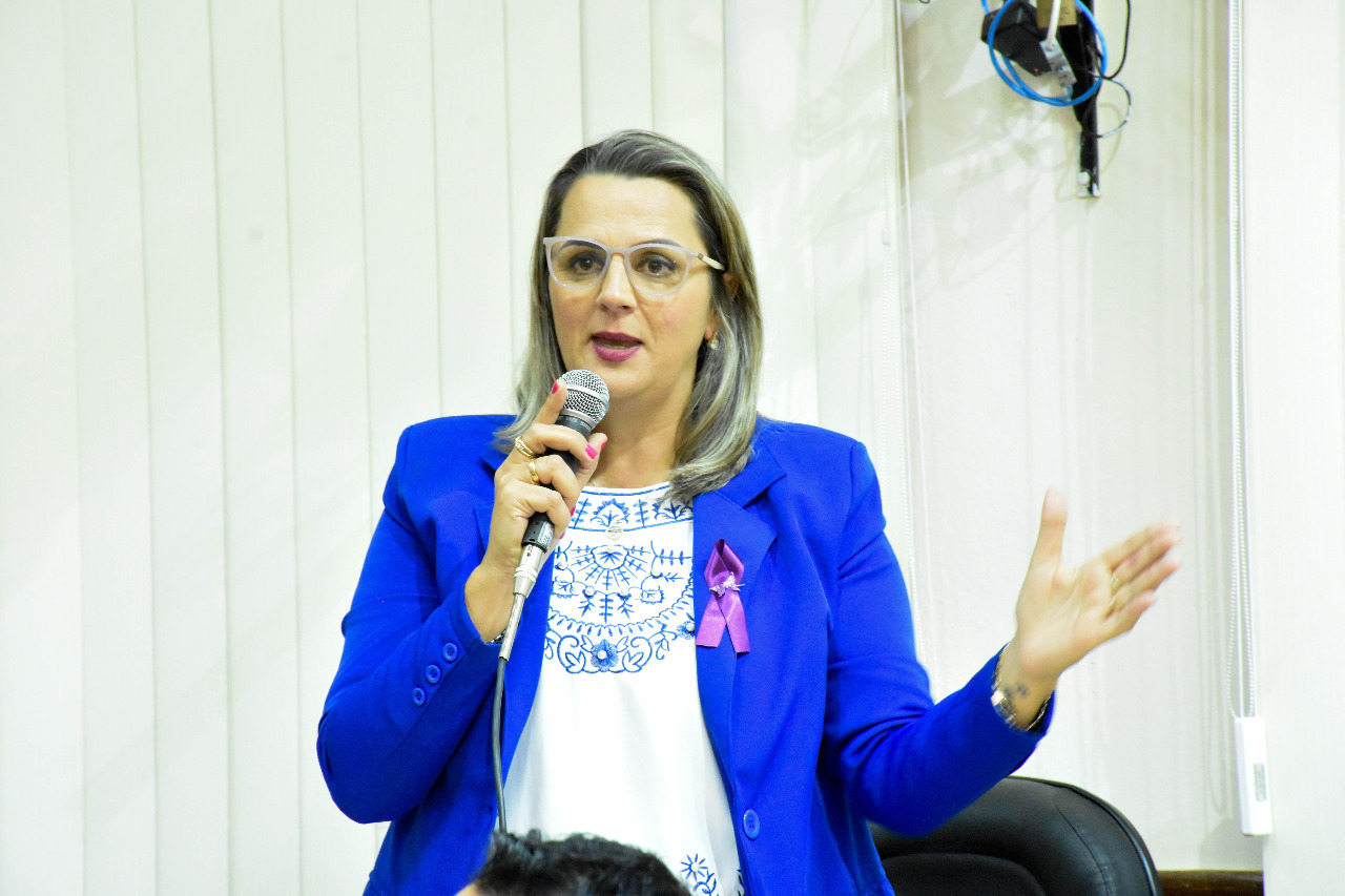 Jacqueline Possebom requer providências em casos de insistência na venda de suplementos junto à medicamentos para idosos