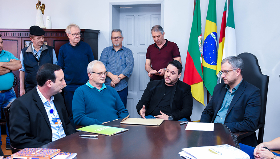Legislativo presente em assinatura de convênio com a Caixa para iluminação pública
