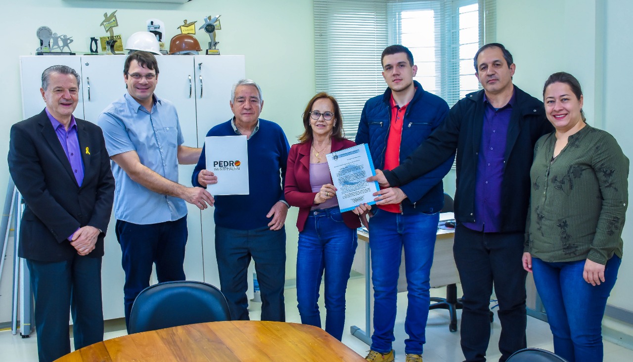 Vereadores Zilá Andres e Rodrigo Trevisan entregam ofício que destina emenda parlamentar para HSA