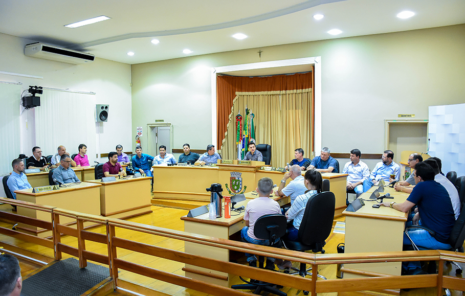 Reunião debate abertura do comércio aos domingos
