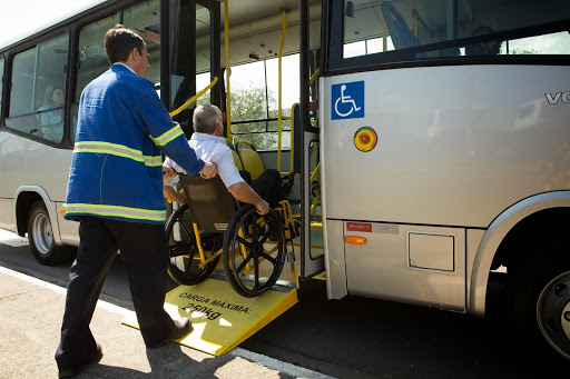 Ônibus deverão parar fora das paradas obrigatórias para pessoas com deficiência