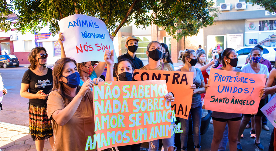 Protesto contra veto ao projeto que trata da causa animal é registrado em frente à Casa Legislativa