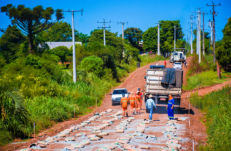 Vereadores fiscalizam obra de asfaltamento da Barra do São João