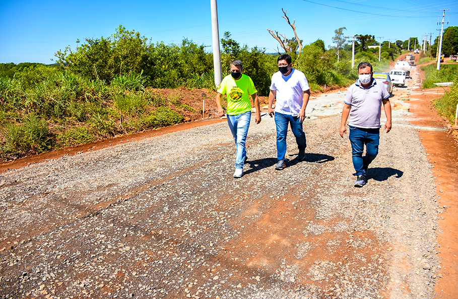 Vereadores fiscalizam obra de asfaltamento da Barra do São João