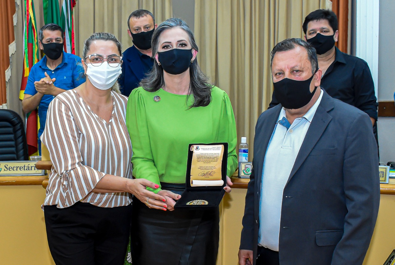 Ordem da Cruz Missioneira é entregue à Maristane Bechorner de Almeida