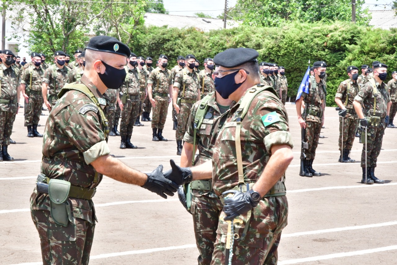 Presidente em exercício, Carlos Gonçalves, participa de passagem de comando no 1º B Com