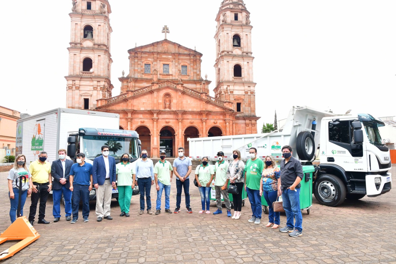 Legislativo presente em ato de entrega de equipamentos do Projeto Coleta Mais Limpa