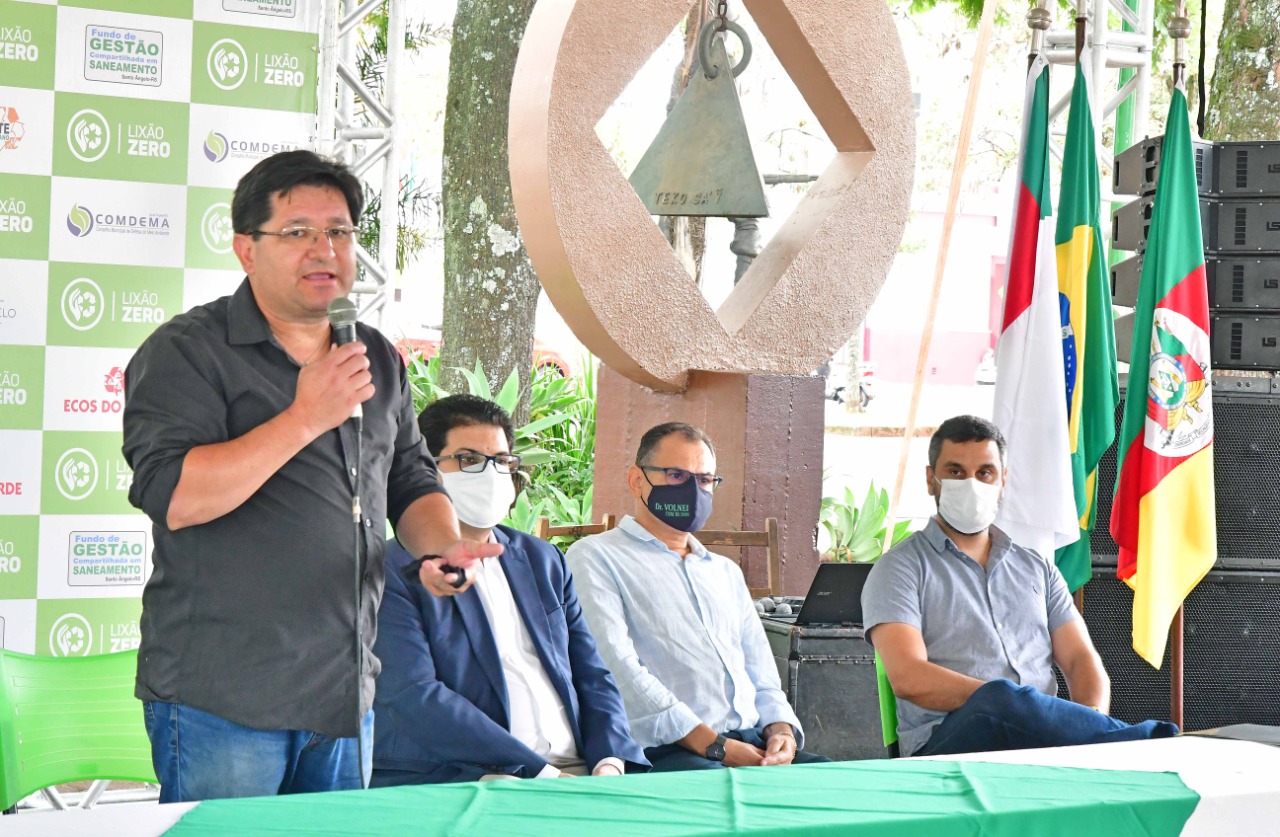 Legislativo presente em ato de entrega de equipamentos do Projeto Coleta Mais Limpa