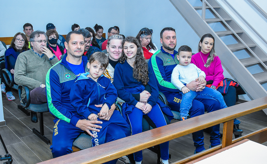 Atletas santo-angelenses do Kettlebell Sport são homenageados pelo Legislativo 