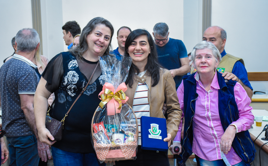 Eleita melhor jogadora de futsal do mundo, Luciléia Minuzzo, recebe a Ordem da Cruz Missioneira 