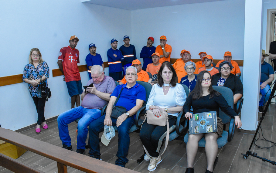 Garis santo-angelenses recebem homenagem especial do Legislativo