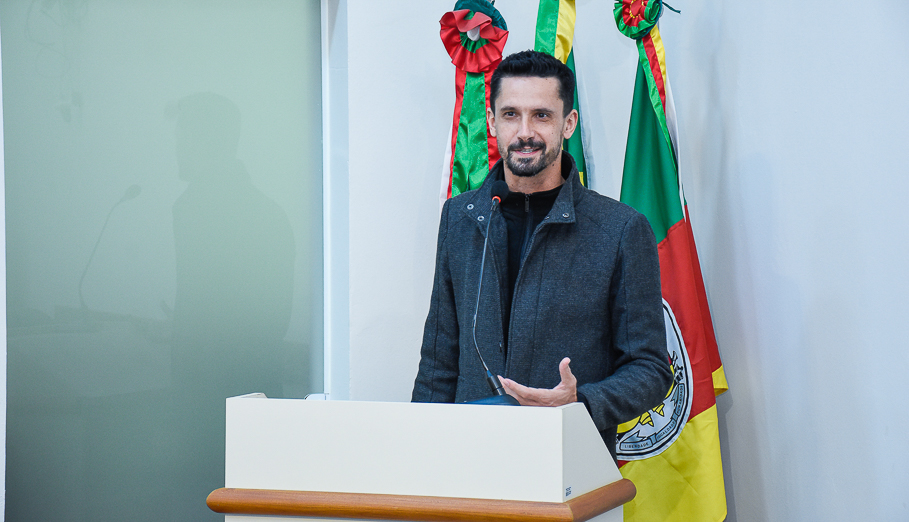 Artista Hiper-realista, Fabiano Millani, recebe a Ordem da Cruz Missioneira