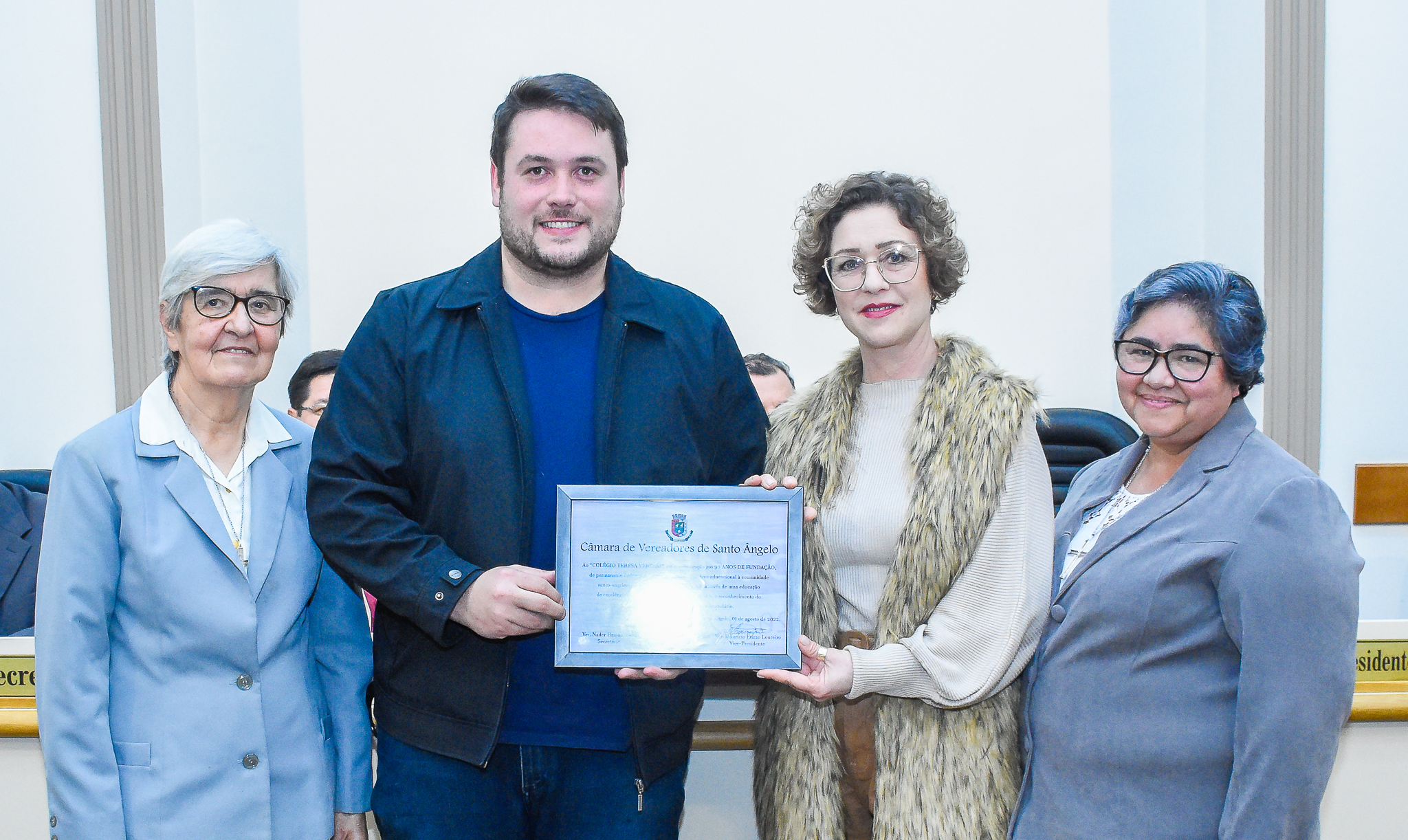 Legislativo homenageia Colégio Teresa Verzeri pela passagem de seus 90 anos