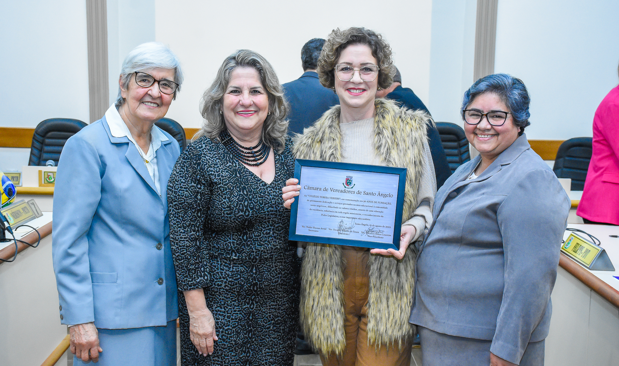 Legislativo homenageia Colégio Teresa Verzeri pela passagem de seus 90 anos