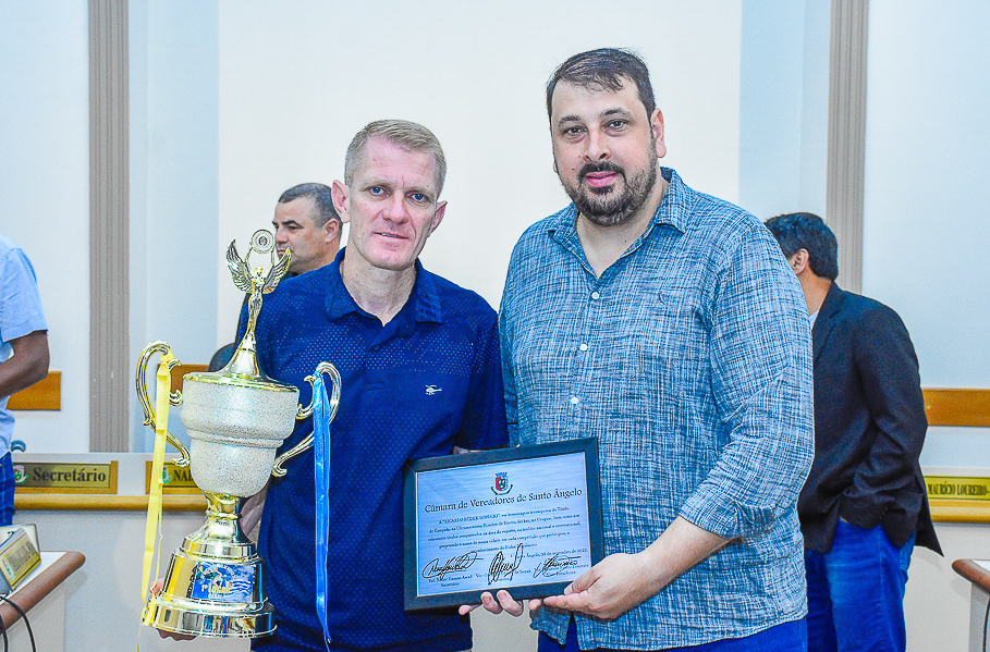 Legislativo presta homenagem ao atleta Ricardo Sobucki