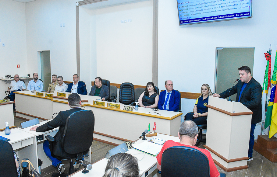 Legislativo homenageia Elso Everling com a Ordem da Cruz Missioneira