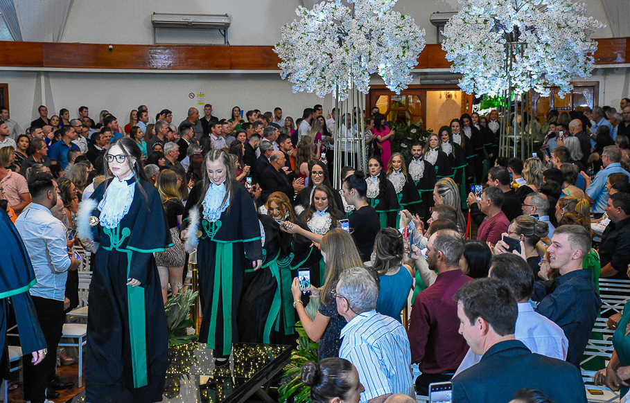 Legislativo santo-angelense prestigia  formatura dos cursos de Enfermagem e Farmácia da URI
