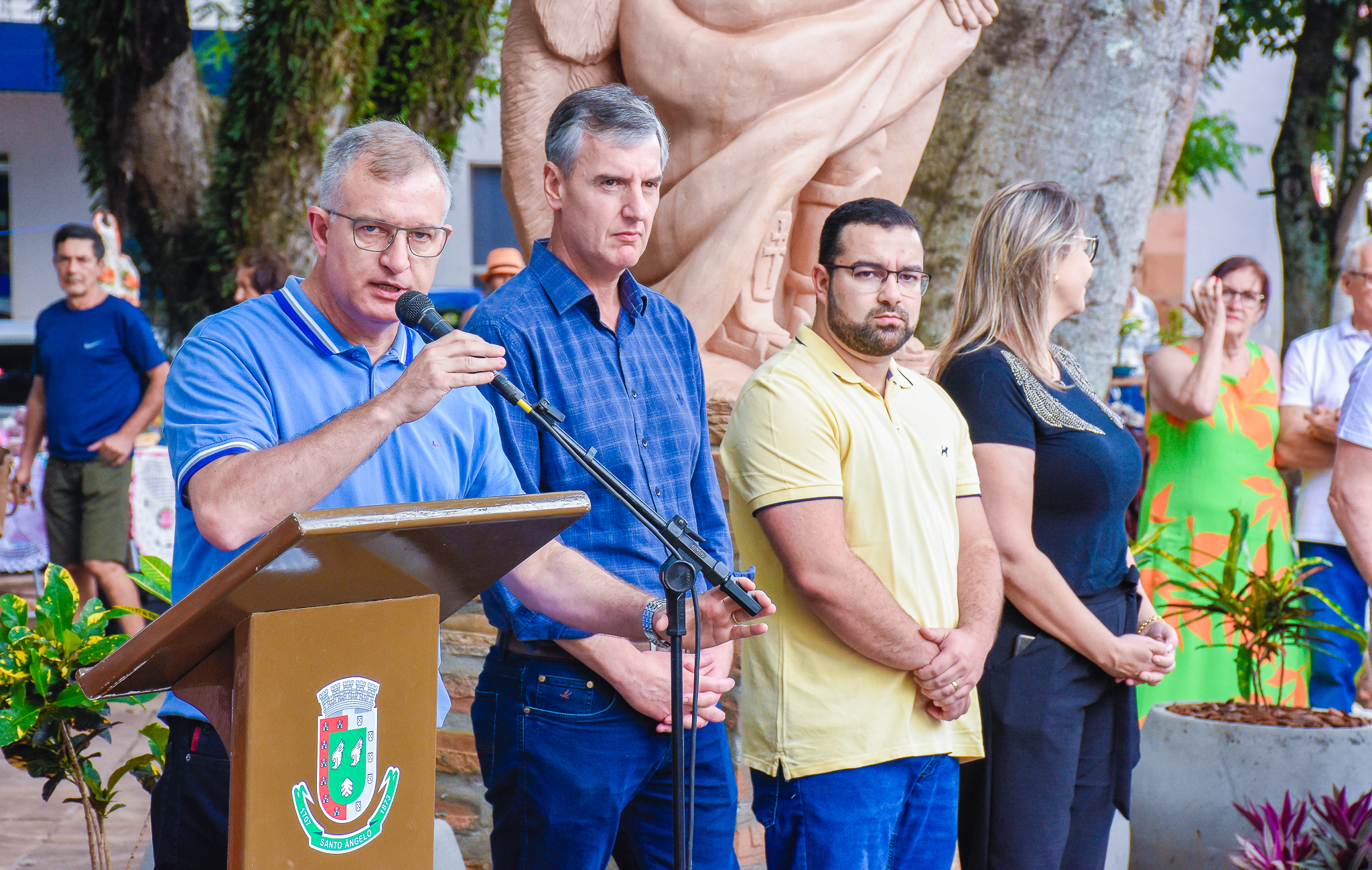 Inaugurada no último domingo, 26,  na Praça Leônidas Ribas a escultura de Santo Ângelo Custódio, o Anjo da Guarda