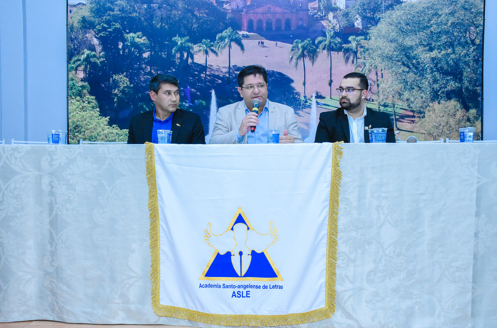 Legislativo realizou sessão especial em homenagem aos 30 anos da Academia Santo-Angelense de Letras 