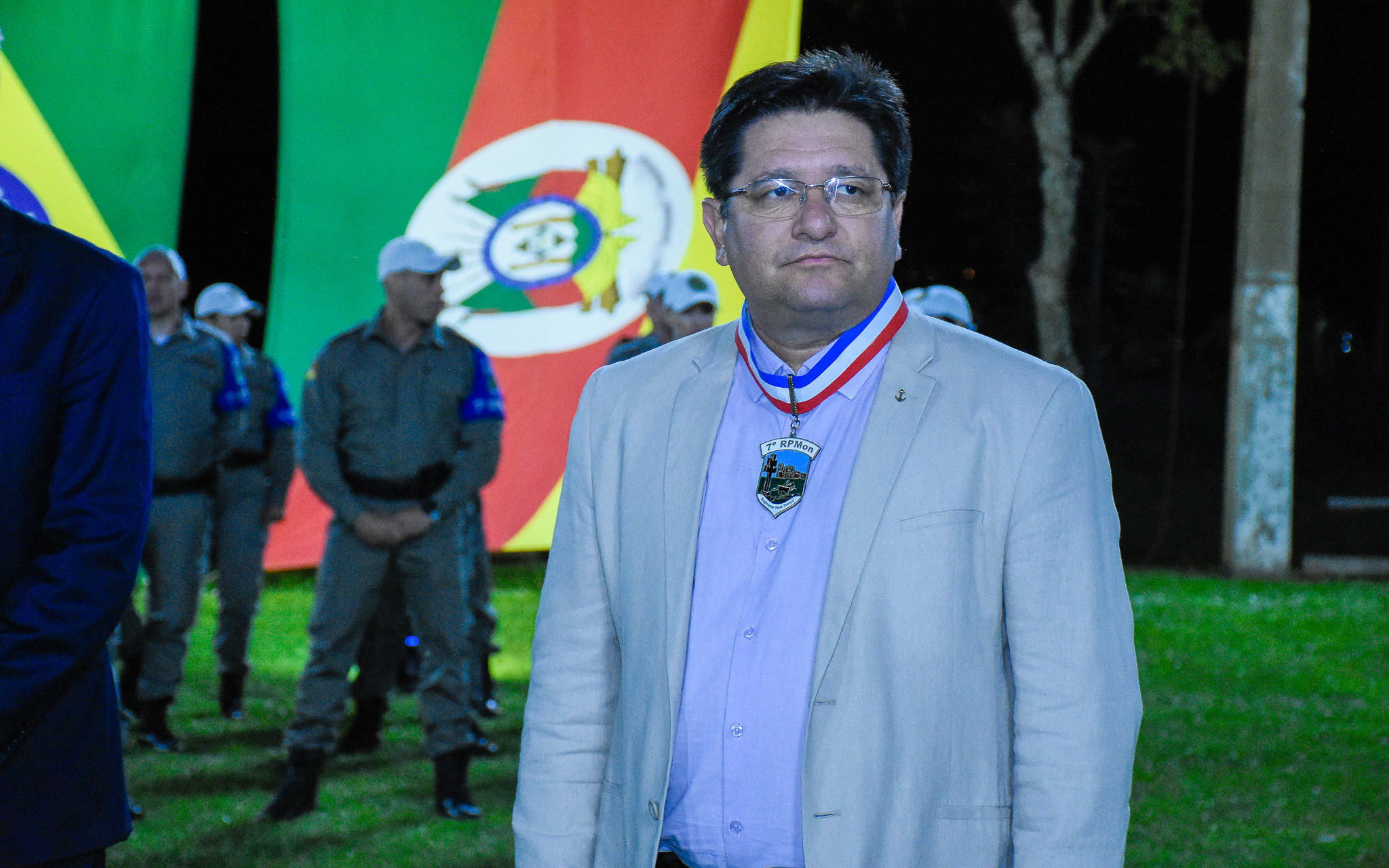 Legislativo santo-angelense é agraciado com a Comenda da Cruz Missioneira no 7º Regimento de Polícia Montada (RPMon)