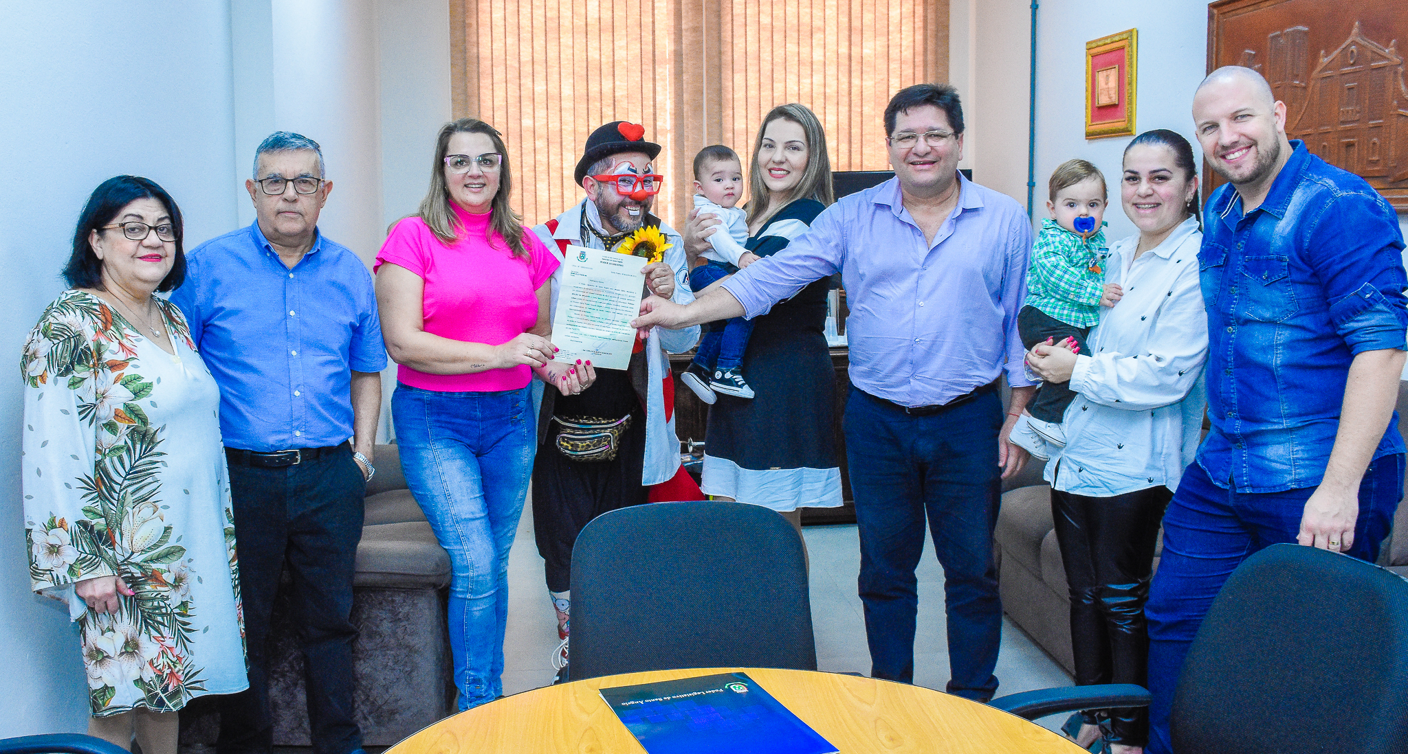 Presidente  Carlos Gonçalves e a vereadora Jacqueline Possebom realizaram  entrega da moção de aplauso ao Palhaço Leleco