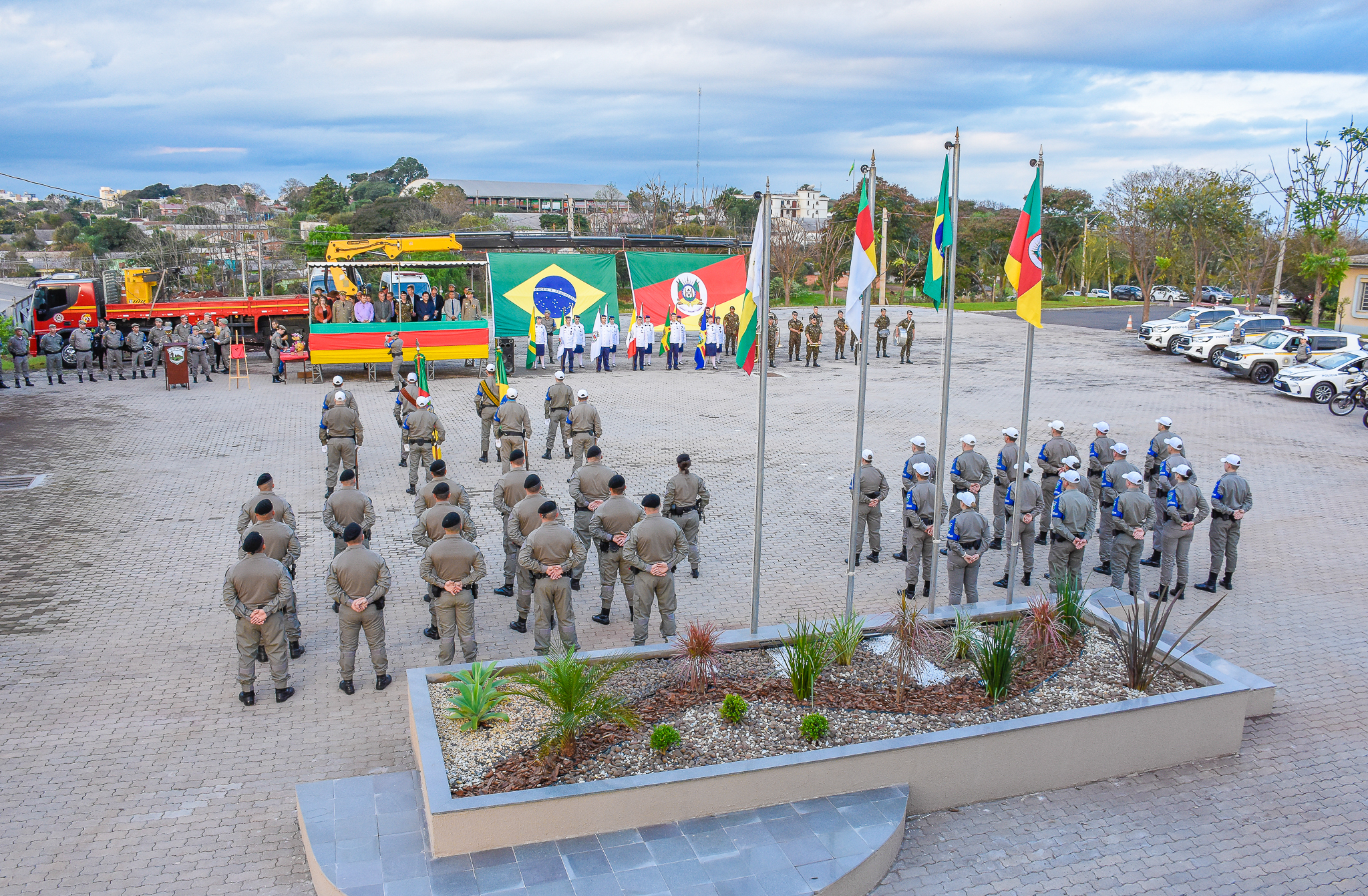 Presidente do Legislativo  Carlos Gonçalves prestigiou a solenidade de troca de comando do 7º RPMon