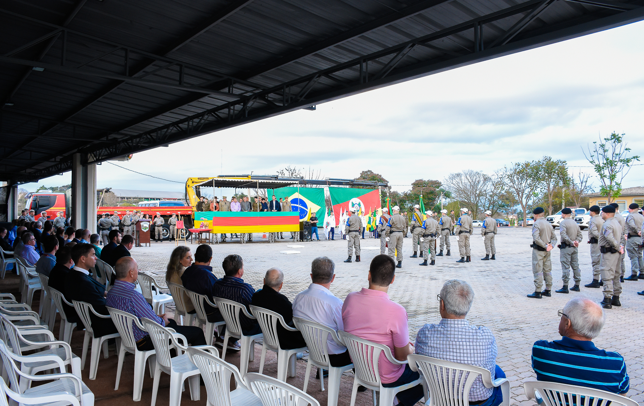 Presidente do Legislativo  Carlos Gonçalves prestigiou a solenidade de troca de comando do 7º RPMon