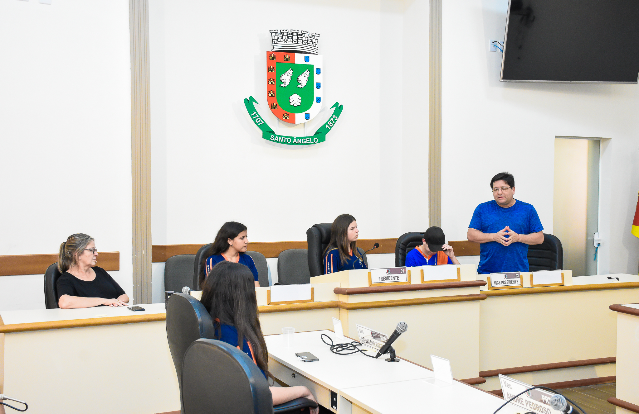 Alunos do 9º ano da Escola Unírio Carrera Machado - CIEP visitaram as dependências da Câmara de Vereadores
