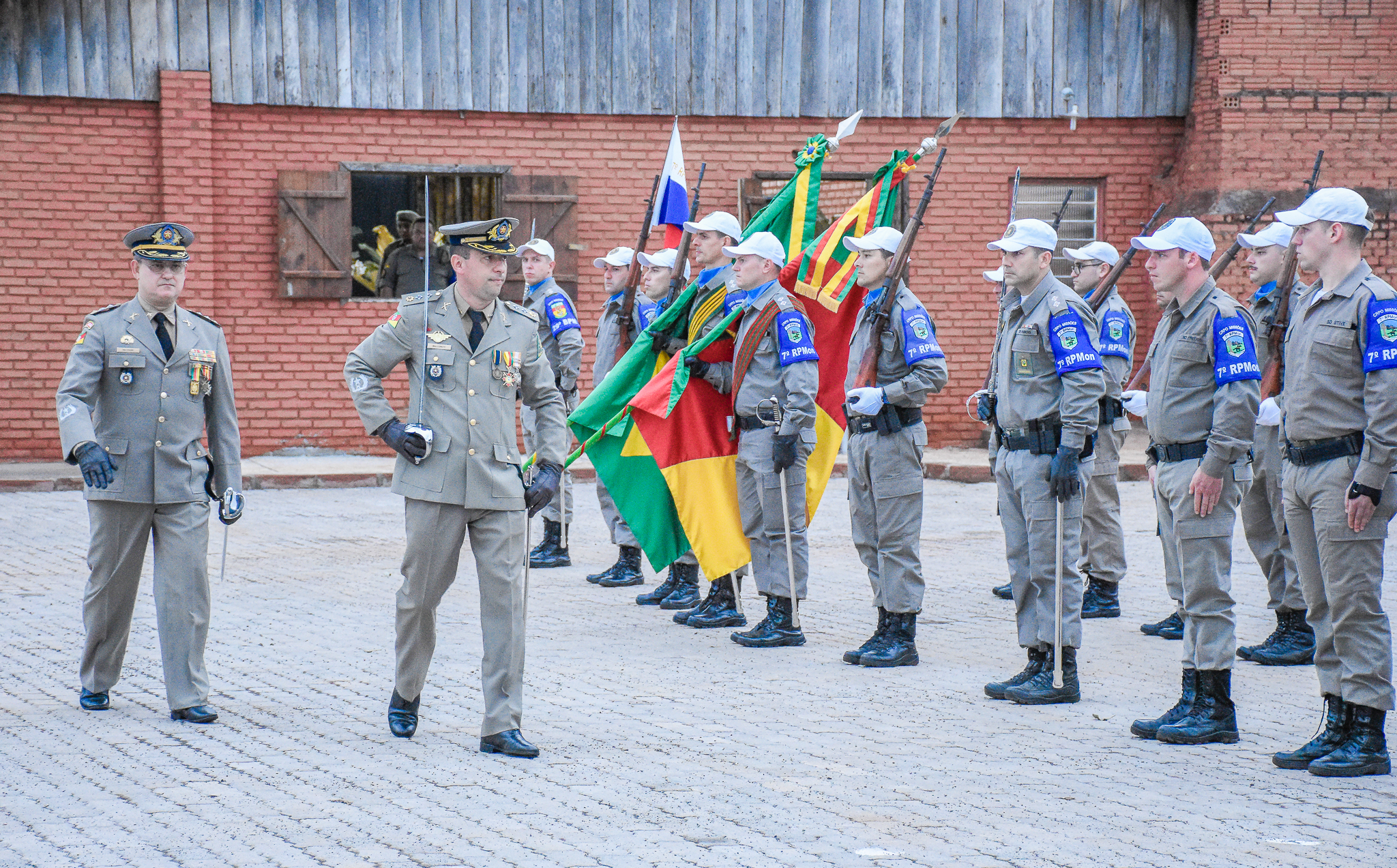 Presidente do Legislativo  Carlos Gonçalves prestigiou a solenidade de troca de comando do 7º RPMon