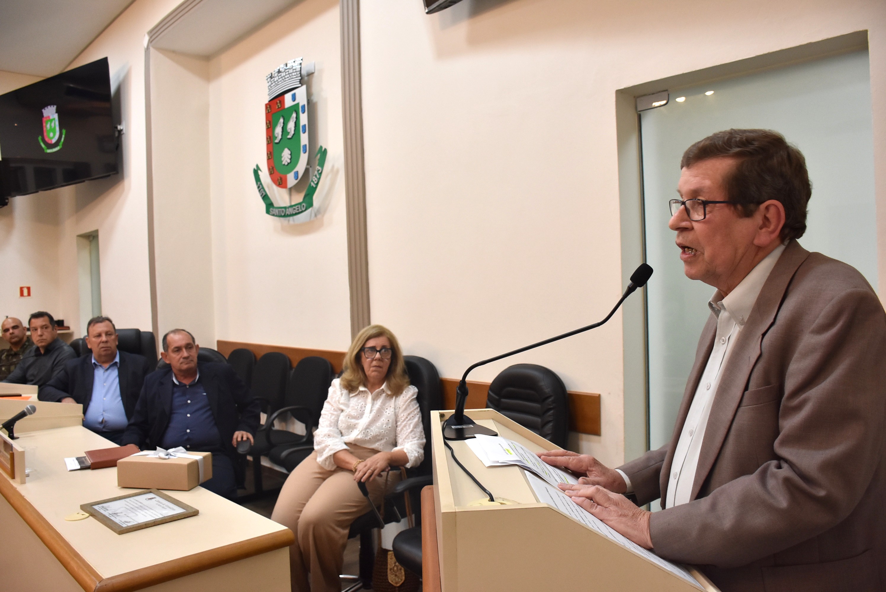 Câmara de Santo Ângelo homenageia médico Mario Schmidt pelos 50 anos de trajetória profissional na medicina do trabalho