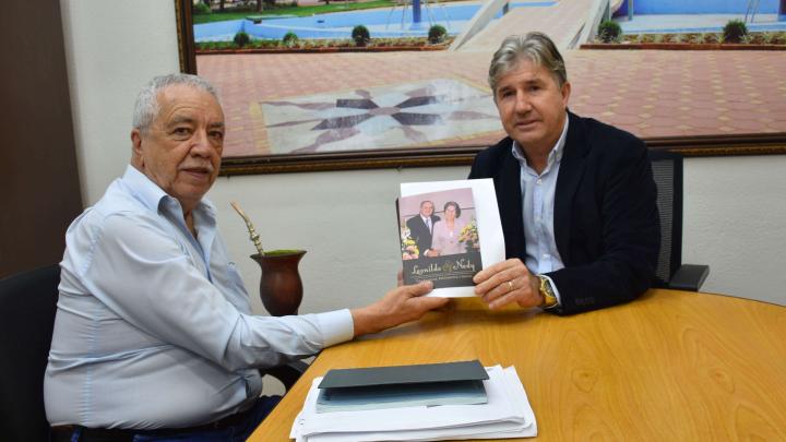 Legislativo recebe livro de ex-vereador Leonildo Jo&atilde;o Possani