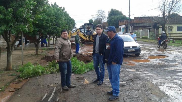 Vereadores acompanham obras no Bairro S&atilde;o Carlos 