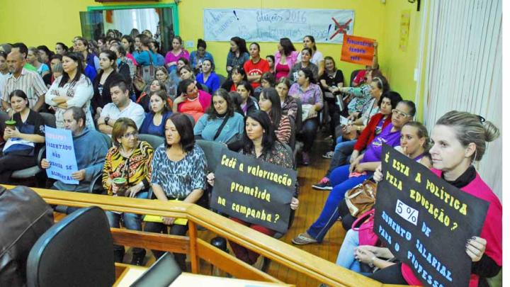 Servidores p&uacute;blicos Municipais lotam o plen&aacute;rio da C&acirc;mara de Vereadores de Santo &Acirc;ngelo