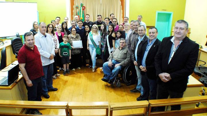 Legislativo presta homenagem aos 10 anos da Escola de Samba Acad&ecirc;mico do Improvizo