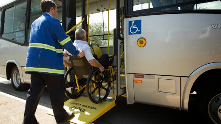 &Ocirc;nibus dever&atilde;o parar fora das paradas obrigat&oacute;rias para pessoas com defici&ecirc;ncia