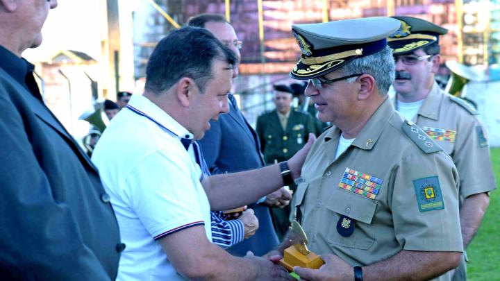 VEREADOR VANDO RECEBE HONRARIA DA ESCOLA TIRADENTES