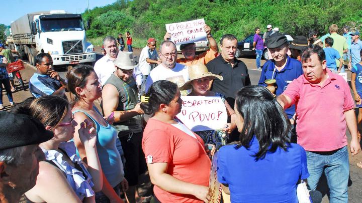 Legislativo acompanha protesto e busca solu&ccedil;&otilde;es para o caso dos moradores dos Bairros S&atilde;o Jo&atilde;o e Santo Ant&ocirc;nio, na ERS 344