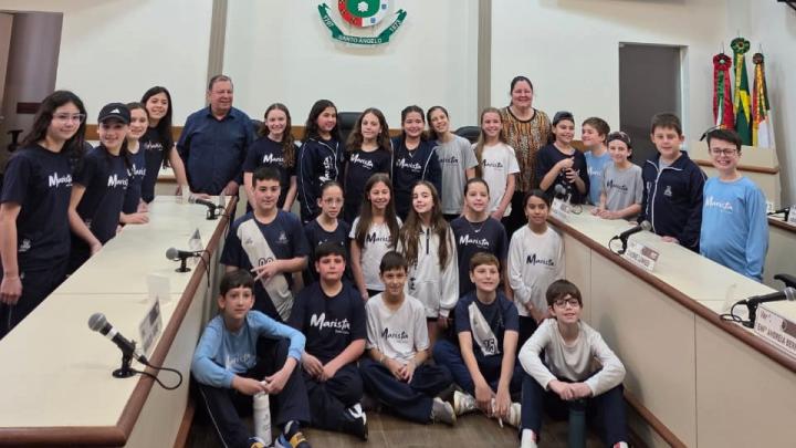 C&acirc;mara recebe alunos do Col&eacute;gio Marista em atividade de educa&ccedil;&atilde;o para a cidadania