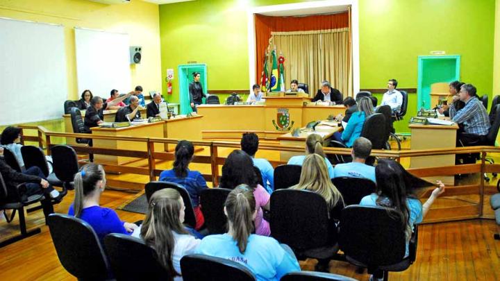 Vereadores buscam solu&ccedil;&otilde;es para popula&ccedil;&atilde;o carente que reivindica moradia