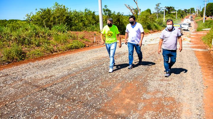 Vereadores fiscalizam obra de asfaltamento da Barra do S&atilde;o Jo&atilde;o