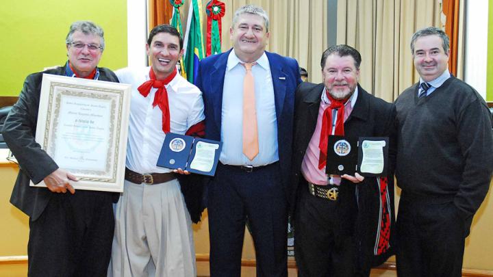 Legislativo de Santo &Acirc;ngelo presta homenagem a tr&ecirc;s importantes artistas missioneiros