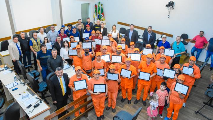 Garis santo-angelenses recebem homenagem especial do Legislativo