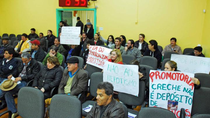 Manifestantes na C&acirc;mara de Vereadores