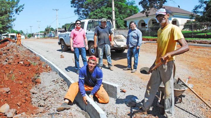 Vereadores acompanham obras no Bairro Garibaldi Carrera Machado 