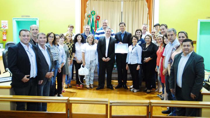 C&acirc;mara realiza sess&atilde;o alusiva aos 25 anos da Escola da URI