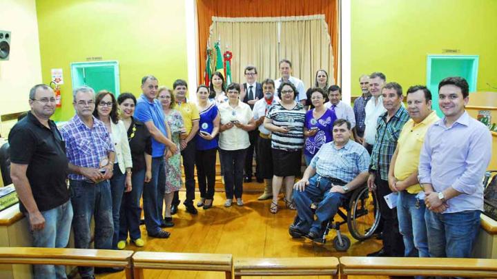 Legislativo entrega medalha "M&eacute;rito Funcional" para servidores municipais