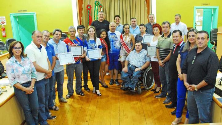 Vereadores fazem homenagem &agrave;s escolas de samba